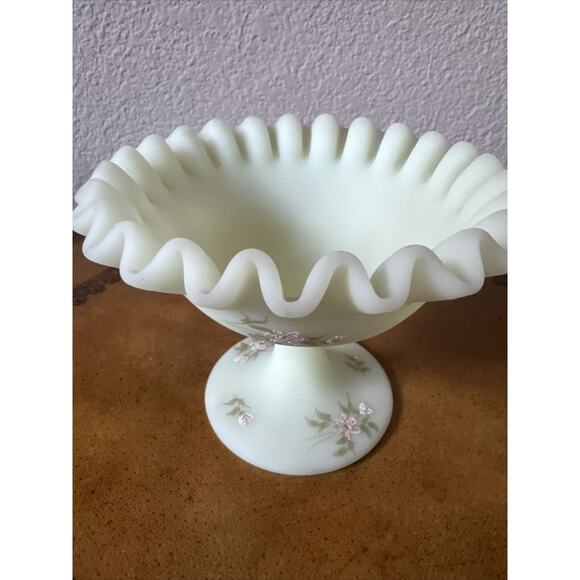 Vtg Fenton Custard Glass Signed Daisy Ruffled Pedestal Compote 7229PY Uranium - Picture 6 of 8